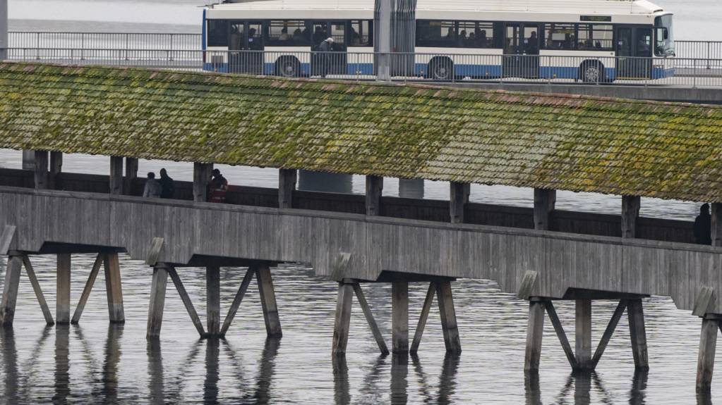 Ein Bus der Verkehrsbetriebe Luzern fährt über die Seebrücke in der Stadt Luzern. (Symbolbild)