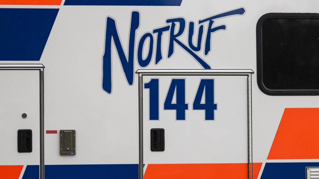 Die Ambulanz fuhr die verletzte E-Bike-Fahrerin ins Spital. (Archivbild)