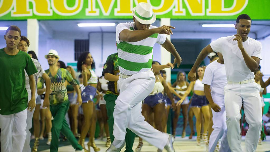 Tänzer der Sambaschule Imperatriz Leopoldinense nehmen an einer Gemeinschaftsprobe im Hauptquartier der Schule für den Karnevalsumzug 2022 in Ramos, im Norden von Rio de Janeiro, teil. Foto: Fernando Souza/dpa
