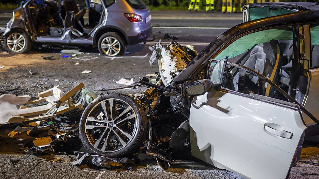 ARCHIV - Zwei verunfallte Autos stehen auf einer Straße. Rechnerisch sterben jedes Jahr die Einwohner einer kleinen Stadt auf den Straßen der EU. Foto: Moritz Frankenberg/dpa