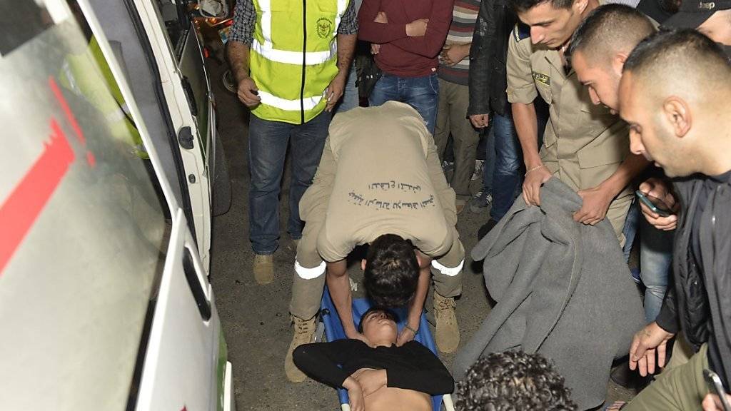 Ein Schwerverletzter wir in Beirut von Sanitätern weggebracht.