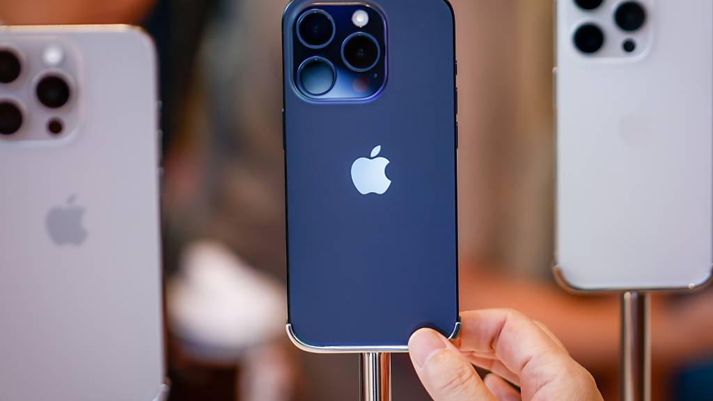 Seit Freitag im Handel: Apple hat erstmals schon beim Verkaufsstart eines neuen iPhone-Modells auch Geräte aus indischen Fabriken verkauft. (Archivbild)