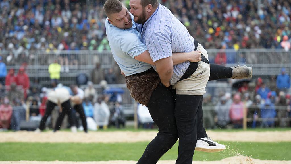 Sven Schurtenberger (rechts) verletzte sich im Duell gegen Adrian Walther