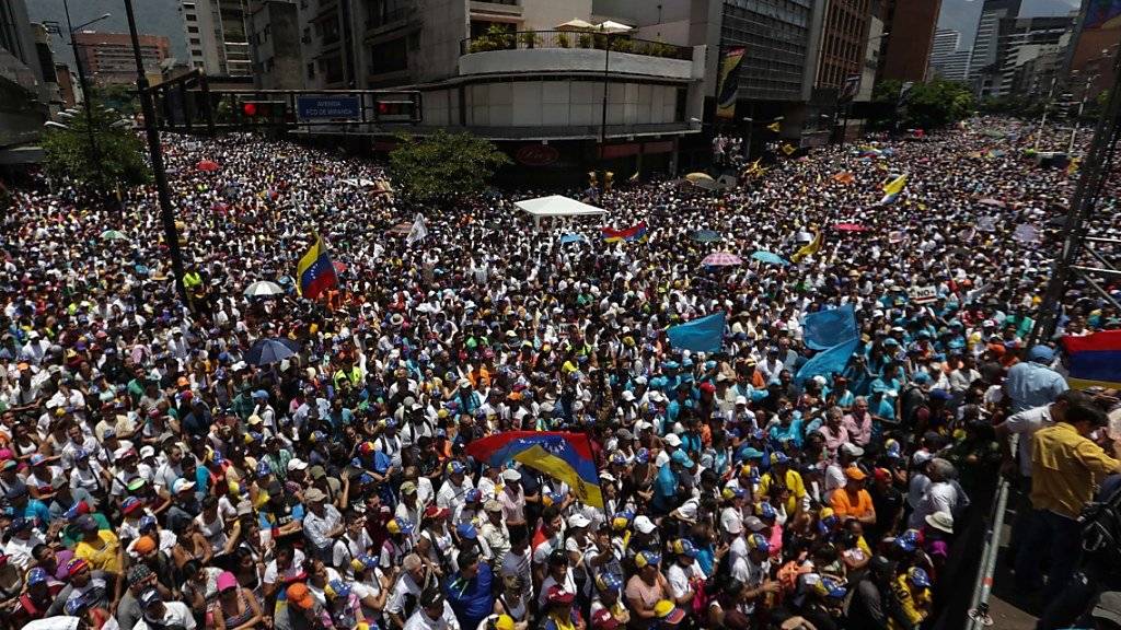 Anhänger der Opposition in Venezuelas Hauptstadt Caracas marschieren auf gegen die Maduro-Regierung.