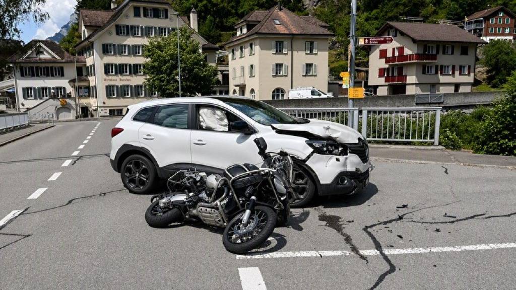 Die Kollision auf der Gotthardstrasse forderte zwei Verletzte.