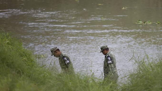 Mexikanische Soldaten retten Kleinkind aus Rio Grande