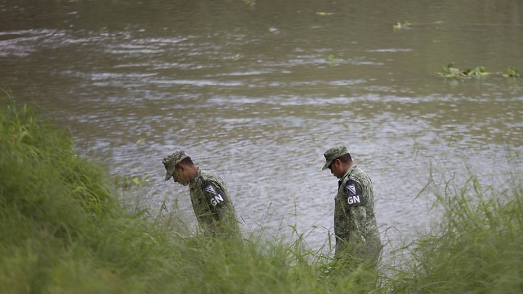 ARCHIV - Sicherheitskräfte überwachen die Gegend am Ufer des Rio Grande. Foto: Carlos Ogaz/dpa