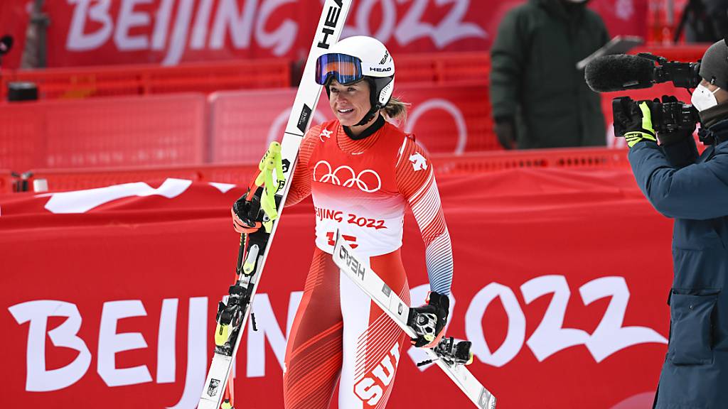 Corinne Suter strahlt im Zielraum nach ihrer perfekten Fahrt zu Olympia-Gold