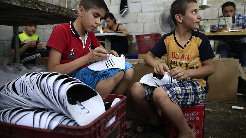 Syrische Kinder arbeiten in einer Fabrik in einem Flüchtlingslager in Gaziantep: Nach Angaben einer Europarats-Kommission gehen 400'000 Flüchtlingskinder nicht zur Schule. (Archivbild)