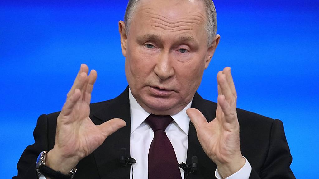 ARCHIV - Wladimir Putin, Präsident von Russland, während einer Pressekonferenz. Der russische Präsident Wladimir Putin hat dem neuen Nato-Mitglied und Nachbarland Finnland mit nicht näher beschriebenen «Problemen» gedroht. Foto: Alexander Zemlianichenko/Pool AP/AP