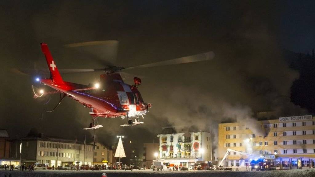 Auch beim Hotelbrand in Arosa war die Rega Ende Jahr im Einsatz und brachte drei Verletzte in Spitäler. (Archivbild)
