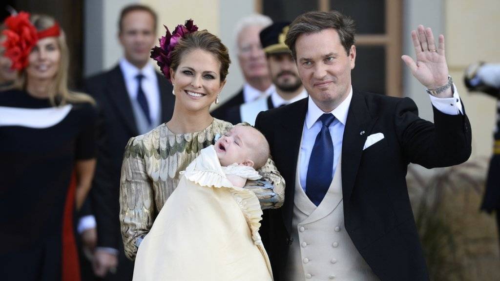 Prinzessin Madeleine (M) letzten Herbst mit ihrem Täufling Prinz Nicolas. Zu seinem heutigen Geburtstag hat sie ihm auf Facebook gratuliert. (Archivbild)