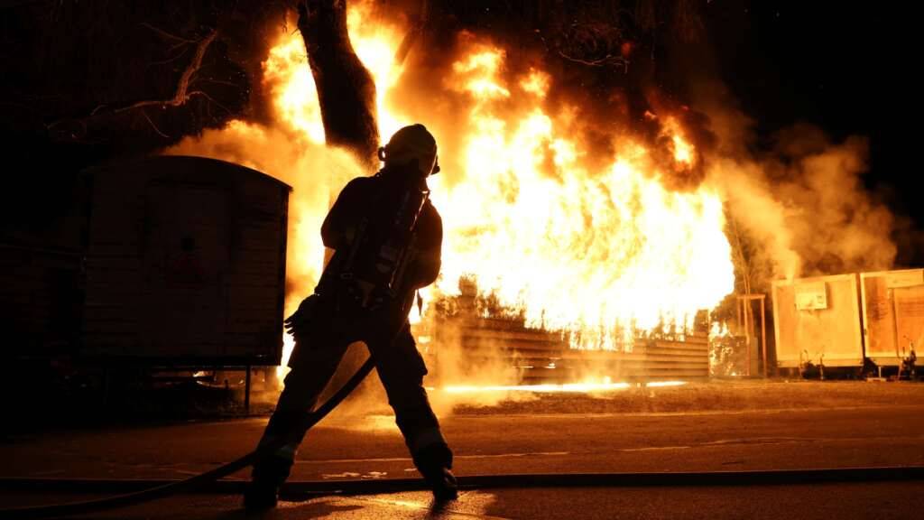 In der Nacht auf Sonntag zerstörte ein Feuer einen Schopf und einen Bauwagen der Badi, verletzt wurde niemand. Die Brandursache ist Gegenstand laufender Ermittlungen.