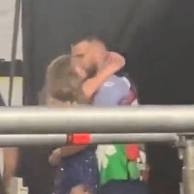 Taylor Swift fällt ihrem Kelce in die Arme und küsst ihn vor aller Welt