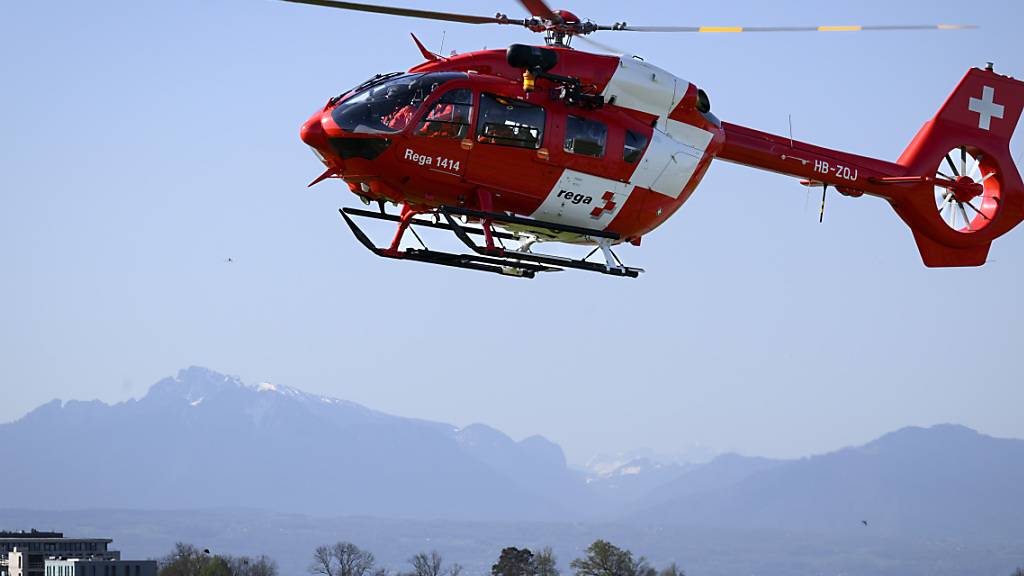 Die Rega brachte den Verletzten ins Spital. (Symbolbild)