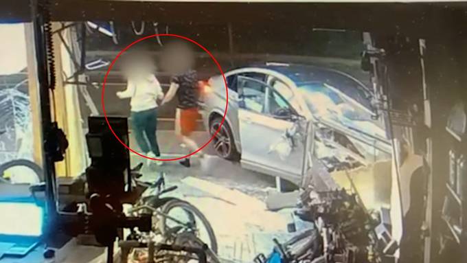 Ladenkamera filmt, wie Auto in Scheibe rast – und wie die Insassen abhauen