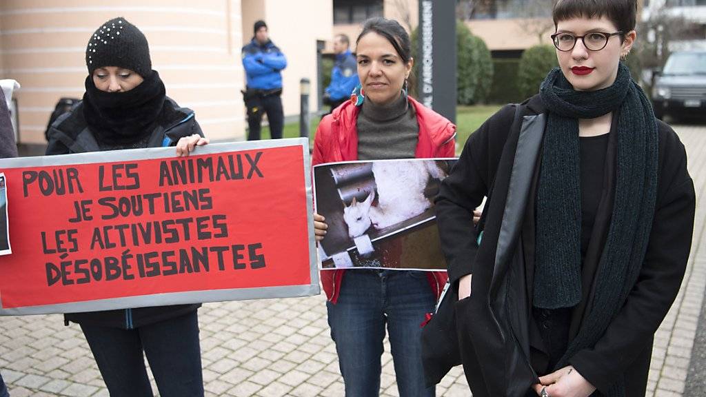 Zwei Mitglieder der militanten Tierschutz-Bewegung «269life Libération Animal Suisse» sind vom Bezirksgericht in Nyon VD zu unbedingten Geldstrafen verurteilt worden. Sie hatten 18 Ziegen vor dem Tod gerettet.