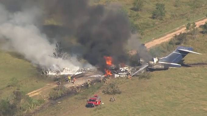 Texas: Flugzeug kommt von Startbahn ab und geht in Flammen auf