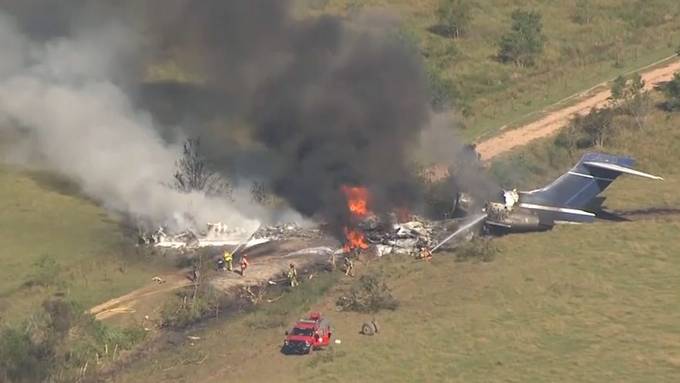 Flugzeug kommt von Startbahn ab und geht in Flammen auf