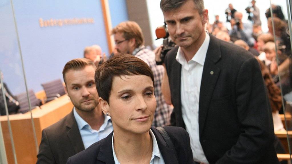Die AfD-Vorsitzende Frauke Petry will nicht der Fraktion ihrer Partei im Bundestag angehören. Sie verlässt überraschend eine Medienkonferenz der AfD-Spitze.
