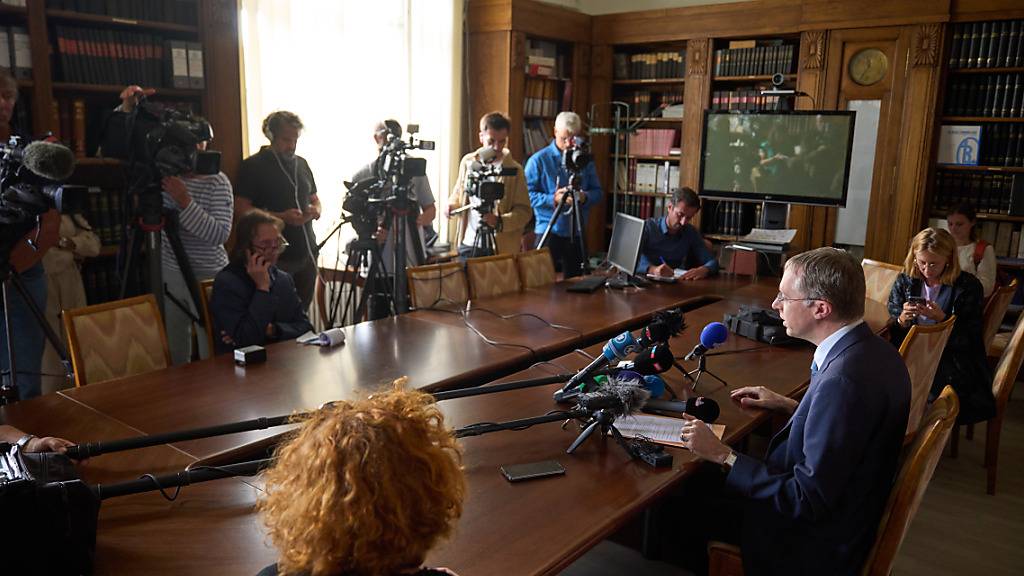 Staatsanwalt Olivier Glady spricht in einer Pressekonferenz. Der in Ostfrankreich wegen des Verdachts auf Folter und Gefangenhaltung festgenommene Deutsche kommt frei. Foto: Thomas Frey/dpa