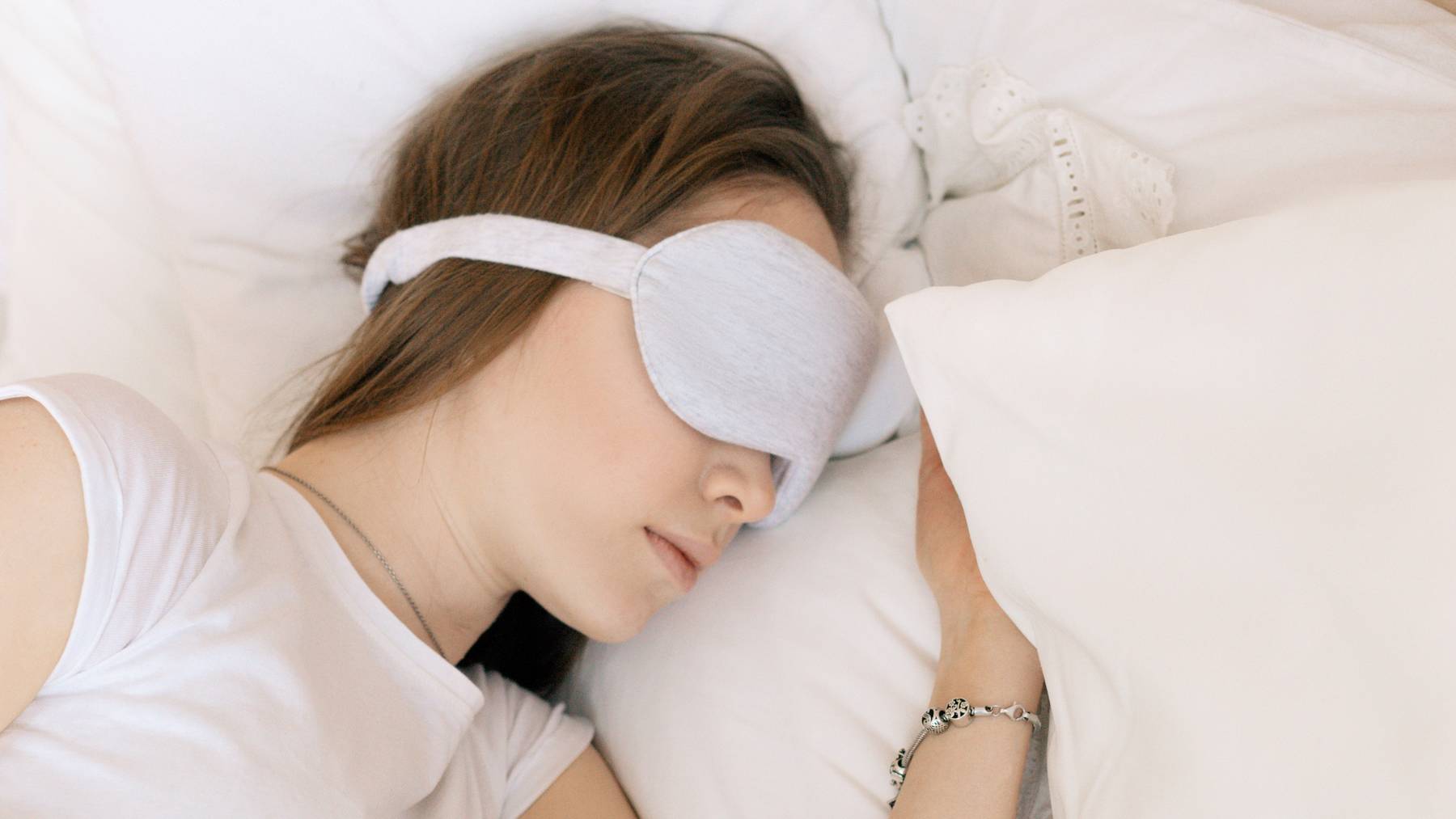Schlafende Frau mit Augenmaske.