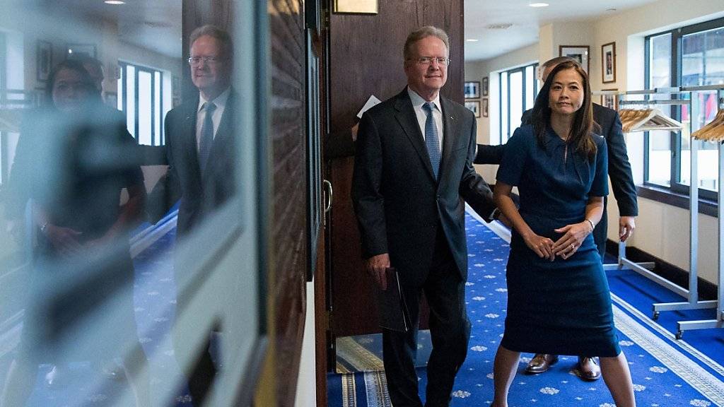 Kritisiert den Nominierungsprozess US-Demokraten: Ex-Senator Jim Webb mit seiner Frau Hong Le Webb