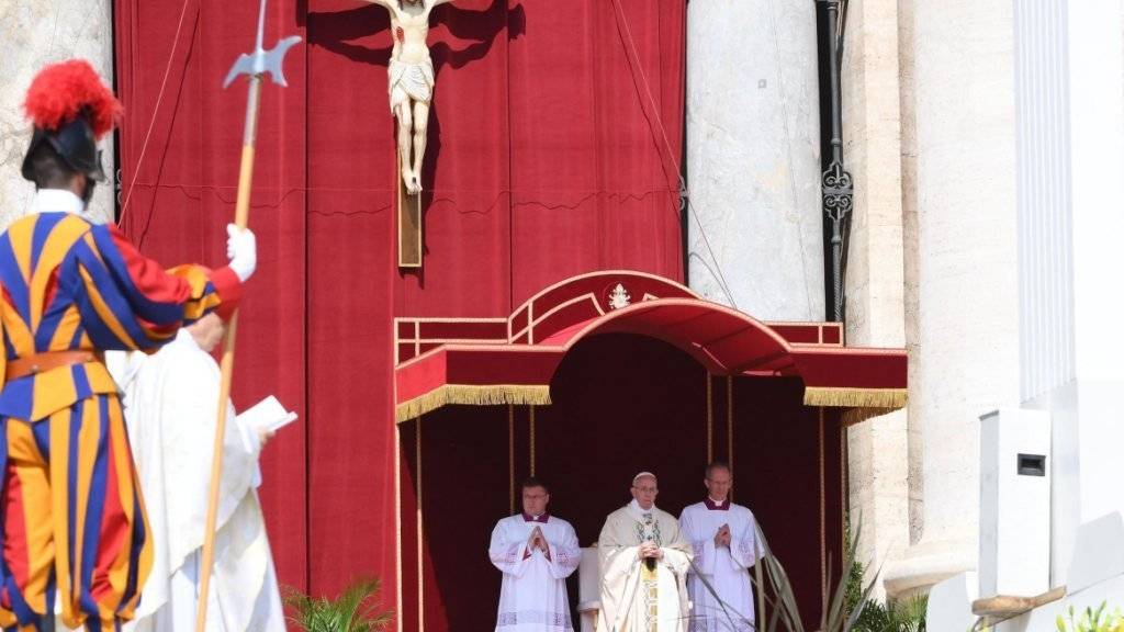Papst Franziskus während der Heiligsprechung auf dem Petersplatz.