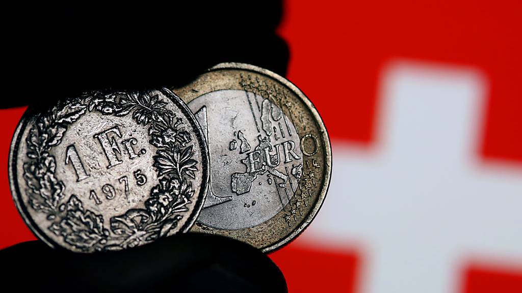 Euro fällt zum Franken kurz unter Parität