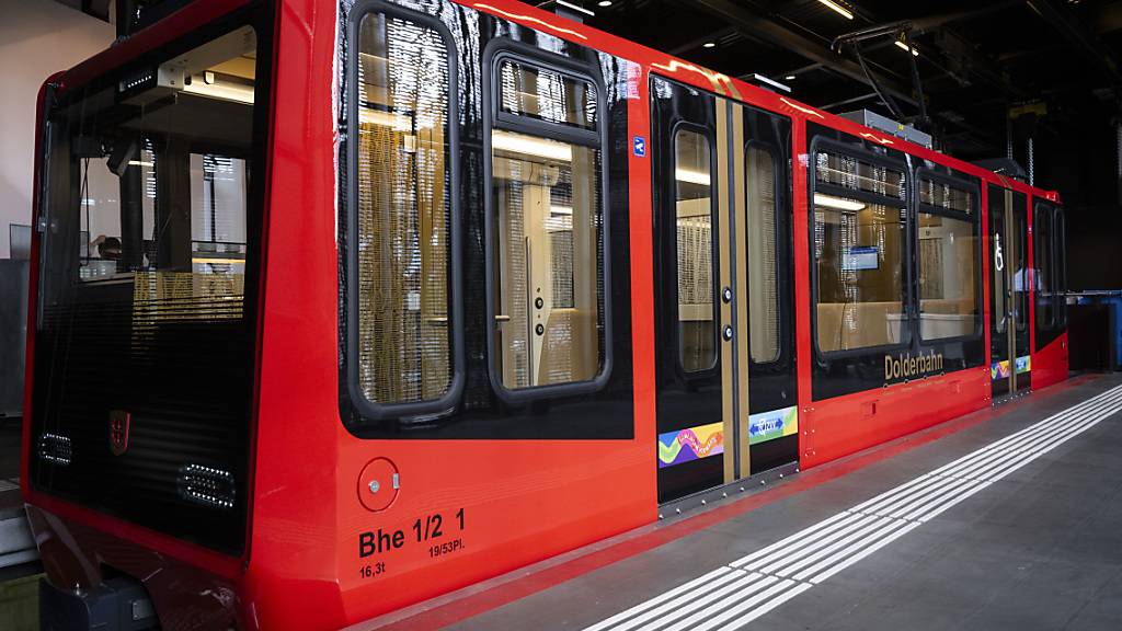 Die neue Dolderbahn wurde am Donnerstag vorgestellt. Das Design ist modern, die Farbe Rot dominiert aber weiterhin.