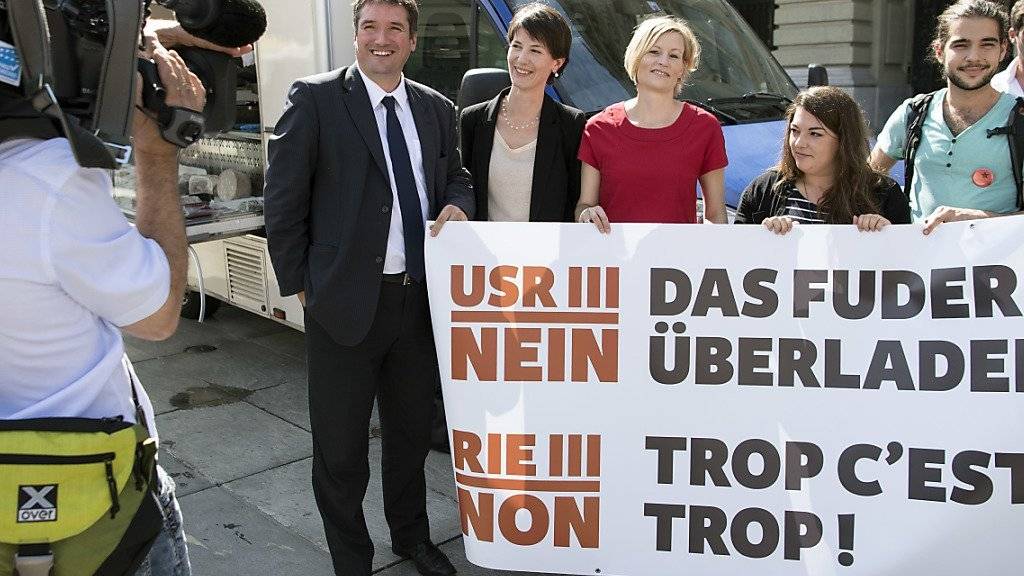 Halten die USR III für «masslos und unausgewogen»: Mitglieder des Referendumskomitees «Nein zur USR III» vor dem Bundeshaus in Bern.