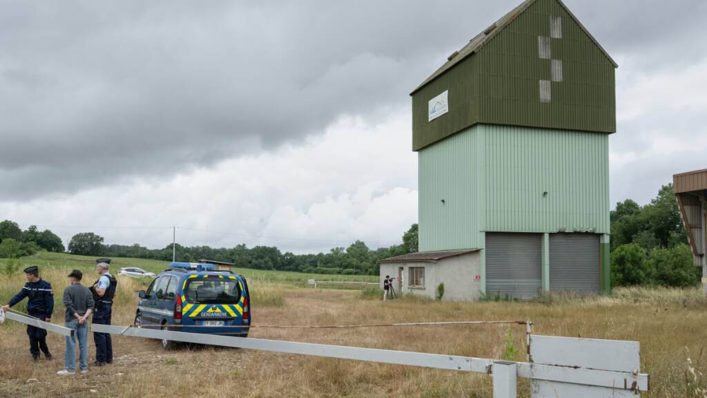 Französische Polizisten bewachen ein landwirtschaftliches Silo, in dem bei der Suche nach dem vermissten elfjährigen Mädchen Lyhanna eine Leiche gefunden wurde. Foto: Frederic Lancelot/AP/dpa