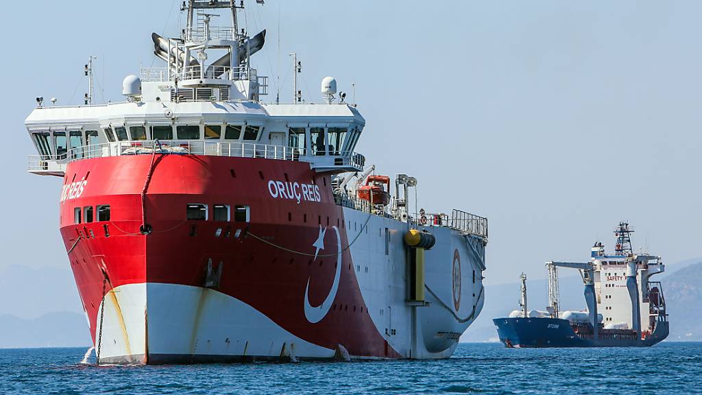 ARCHIV - Das türkische Forschungsschiff «Oruc Reis» ankert vor der Küste. Die Türkei steht vor allem wegen umstrittener Erdgaserkundungen in Seegebieten vor Zypern und in der Nähe griechischer Inseln in der Kritik. Foto: Ibrahim Laleli/DHA/AP/dpa/Archiv