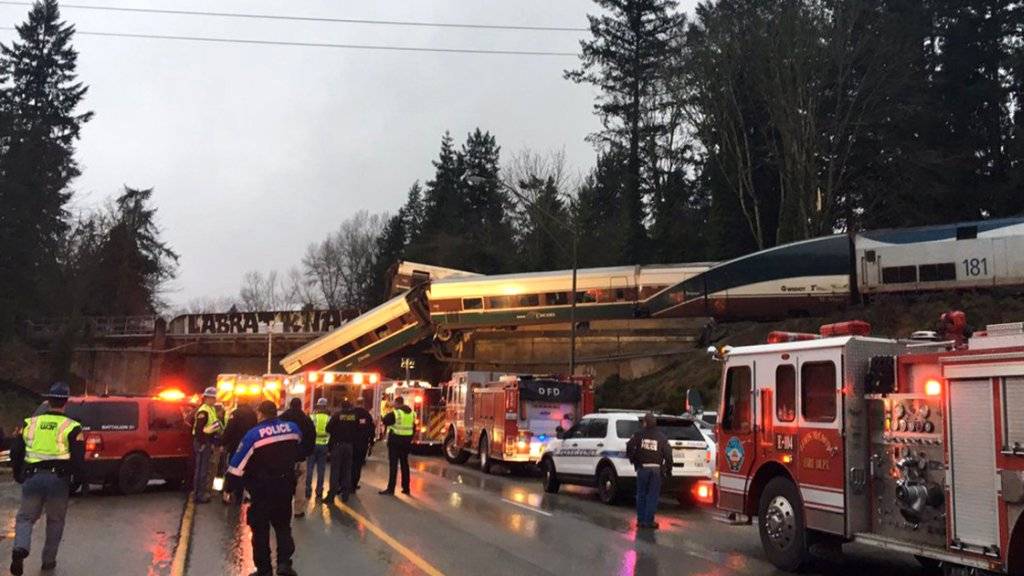 Der Zug war südlich der Stadt Seattle entgleist und teilweise auf eine Autobahn gestürzt.