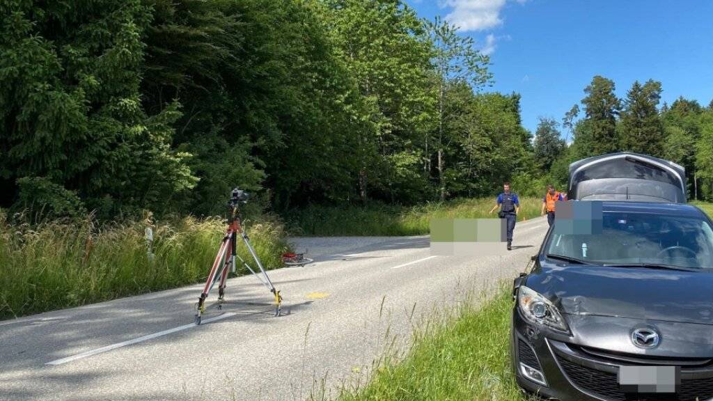 Eine 73-jährige E-Bikerin ist am Montagnachmittag nach einem Zusammenstoss mit einem Auto verstorben.