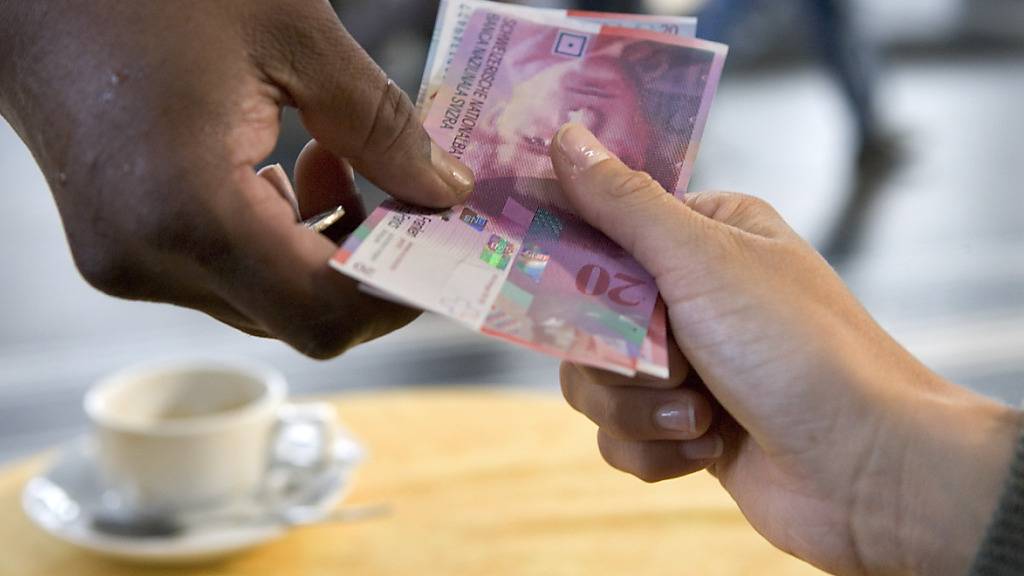 Das Bezahlen mit Bargeld ist mit gesamtwirtschaftlichen Kosten verbunden. (Archvbild)