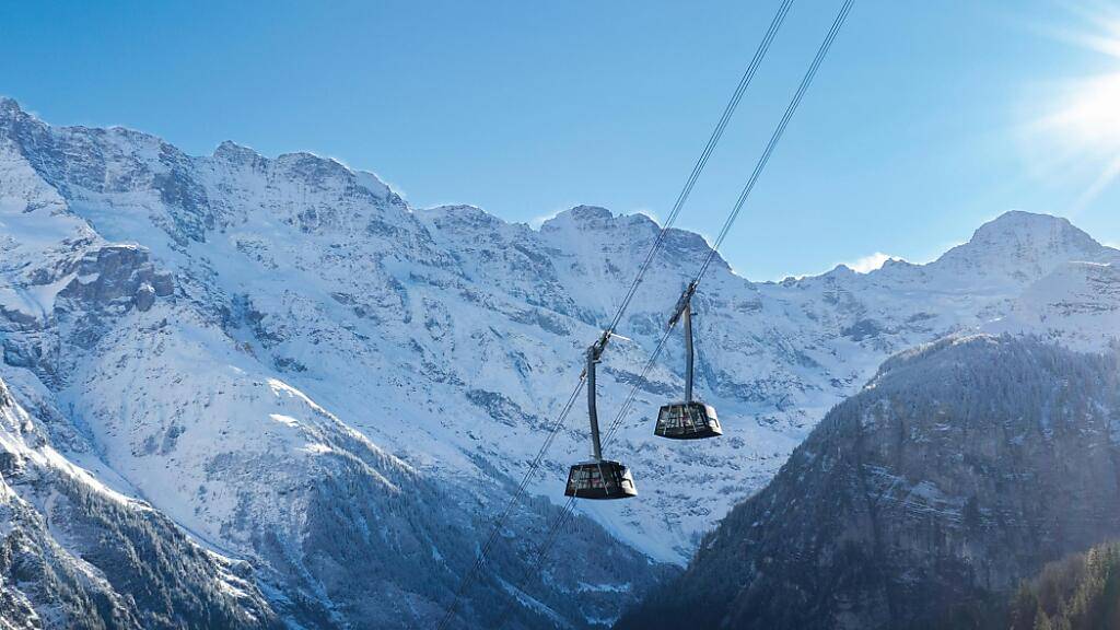 Die steilste Seilbahn der Welt führt mit einer Steigung von 159,4 Prozent von Stechelberg nach Mürren im Berner Oberland.