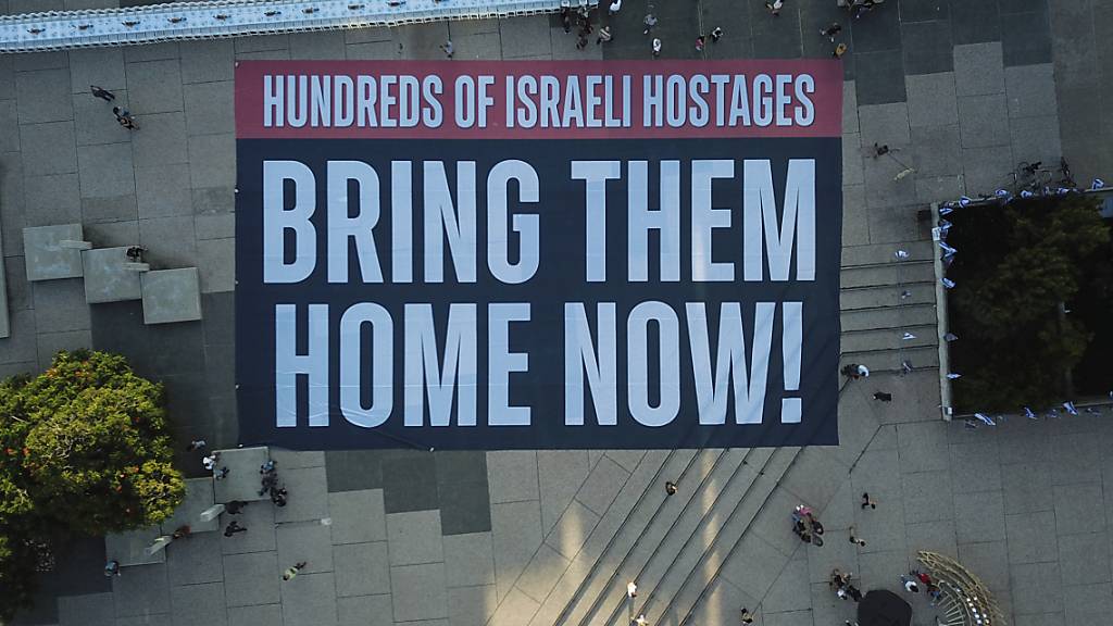 Ein riesiges Banner, das von Menschen erstellt wurde, die die Rückkehr von mehr als 200 Menschen fordern, die im Gazastreifen vermisst und gefangen gehalten werden. Foto: Sam McNeil/AP/dpa