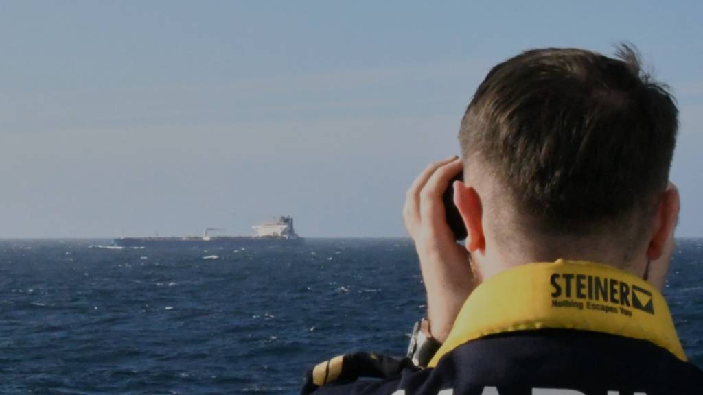 HANDOUT - Die französische Marine hat in Zusammenarbeit mit dem britischen Geheimdienst einen Öltanker im Mittelmeer abgefangen, der von Russland aus unterwegs war. Foto: -/Etat-Major des Armées/AP/dpa - ACHTUNG: Nur zur redaktionellen Verwendung und nur mit vollständiger Nennung des vorstehenden Credits