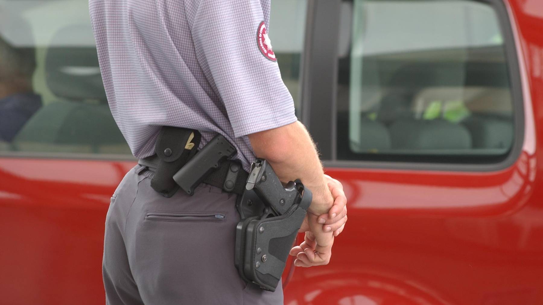 Ein Grenzwächter trägt seine Pistole während einem Einsatz.
