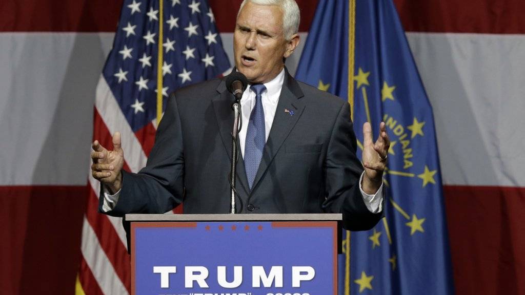 Mike Pence stellt Trump an einer Versammlung in seinem Bundesstaat Indiana vor.