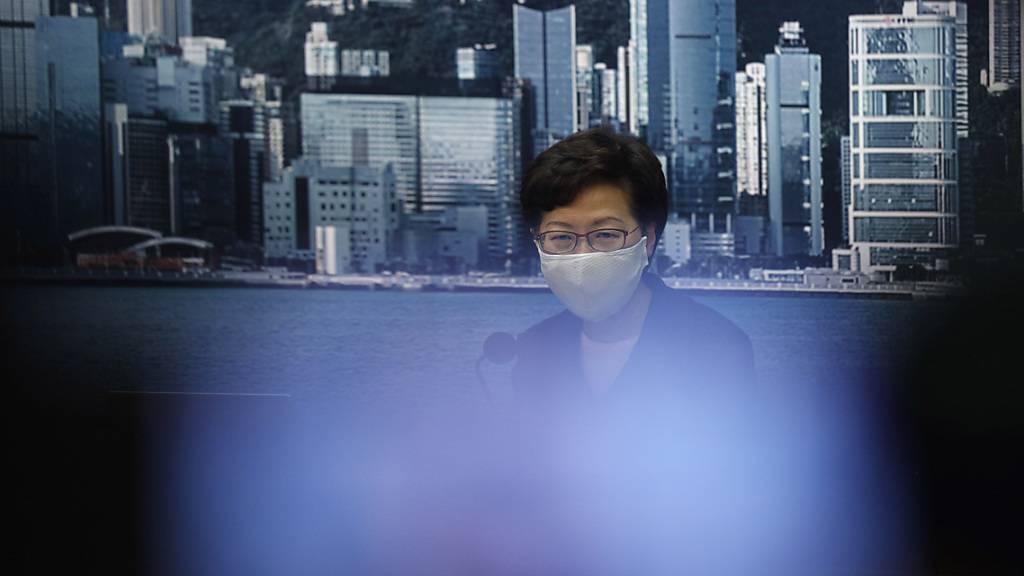 Hongkongs Regierungschefin Carrie Lam hat die für September geplante Parlamentswahl verschoben. Foto: Kin Cheung/AP/dpa