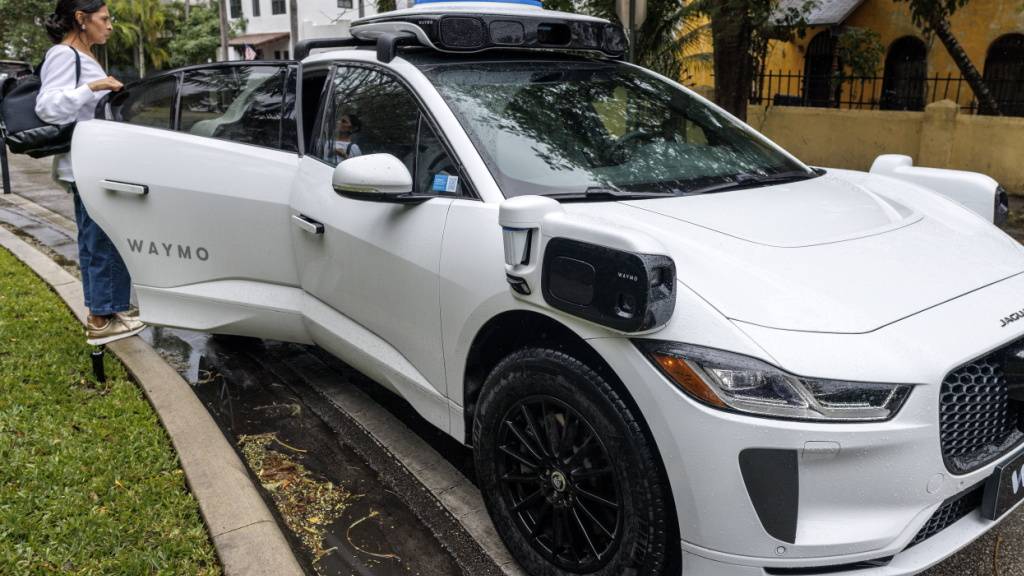 Wenn Passagiere vergessen, die Tür der Robotaxis zu schliessen, beauftragt die Firma Waymo Kurierdienste damit. (Archivbild)