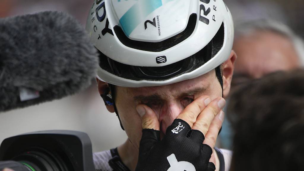 Matej Mohoric, der Teamkollege des verstorbenen Gino Mäder, bricht nach dem Etappensieg in Tränen aus