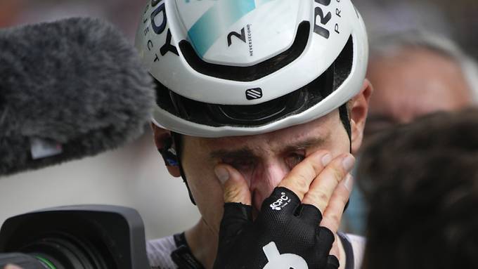 Teamkollege von Gino Mäder gewinnt Etappe und bricht in Tränen aus
