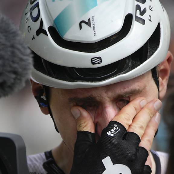 Teamkollege von Gino Mäder gewinnt Etappe und bricht in Tränen aus