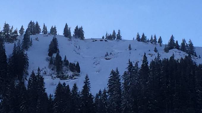 Drei Skifahrer von Lawine verschüttet