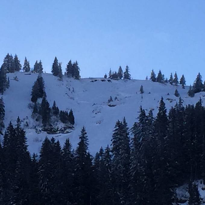 Drei Skifahrer von Lawine verschüttet