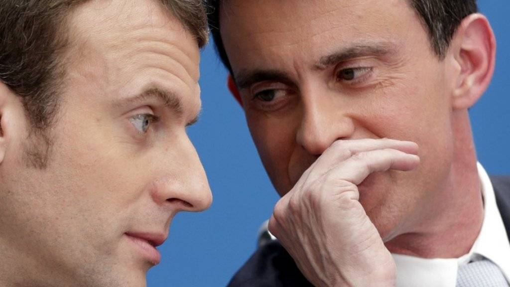 Der frühere französische Regierungschef Manuel Valls (r.) wollte ursprünglich selbst bei der Präsidentschaftswahl antreten - nun unterstützt er den unabhängigen Kandidaten Emmanuel Macron (l.). (Archiv)