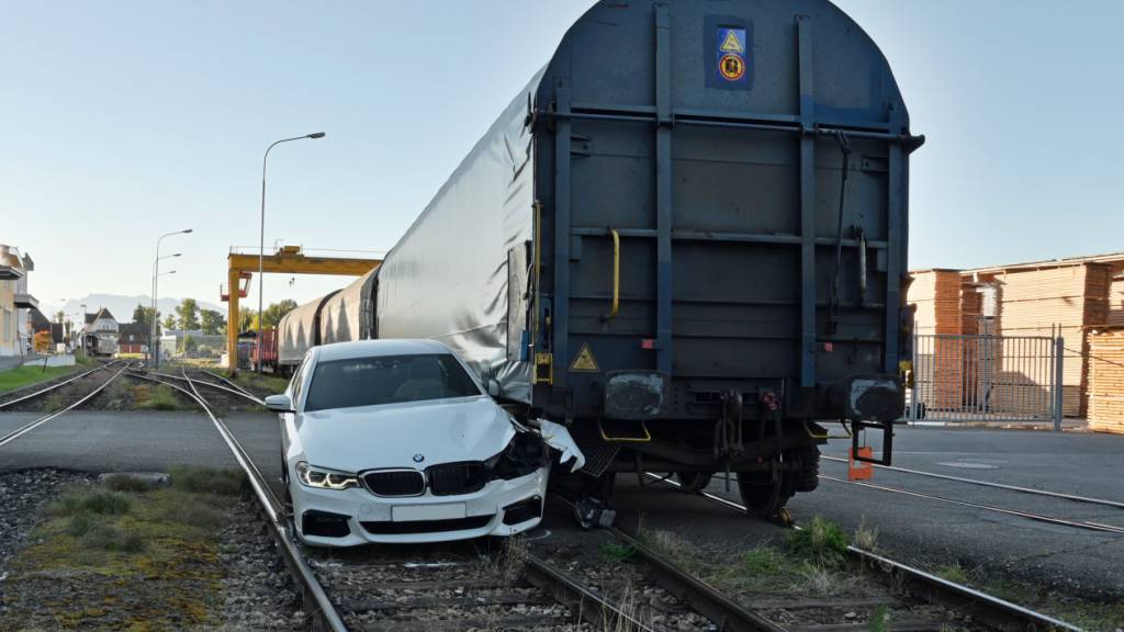 Bei einer Kollision zwischen einem Güterzug und einem Auto wurde am Donnerstag ein Rangierarbeiter in Büron LU verletzt.